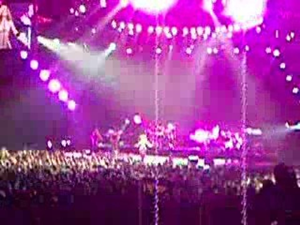 SHAKIRA FINAL "OJOS ASI" (3)  PARIS 16/02/07