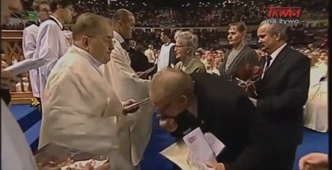 Tadeusz Rydzyk refuse les baisemains de fidèles