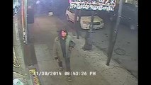 Une femme poignarde des inconnus dans la rue