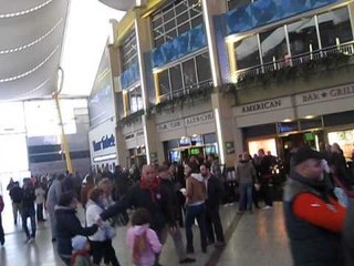 Gazzettagr Φίλοι του Ολυμπιακού φτάνουν στη The O2 Arena 1)