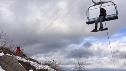 Libérer un snowboardeur coincé sur un télésiège! Dangereux!