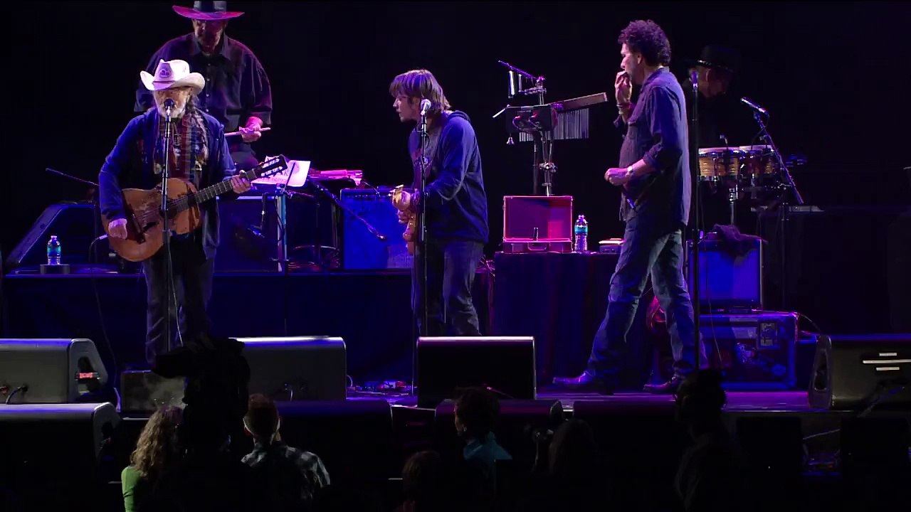 Willie Nelson - Mammas Don't Let Your Babies Grow Up to Be Cowboys (Live at Farm Aid 2012)