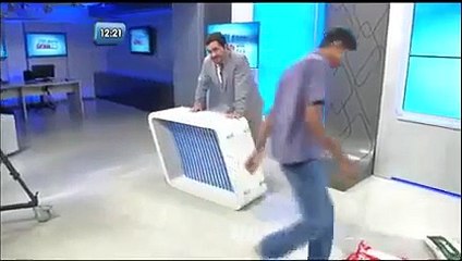 Bancada de telejornal local cai ao vivo