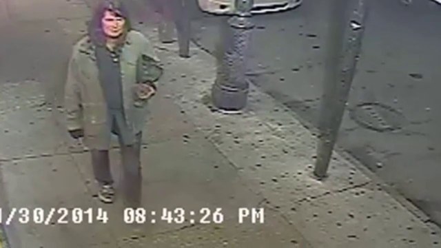 Elle se promène et poignarde des passants au hasard