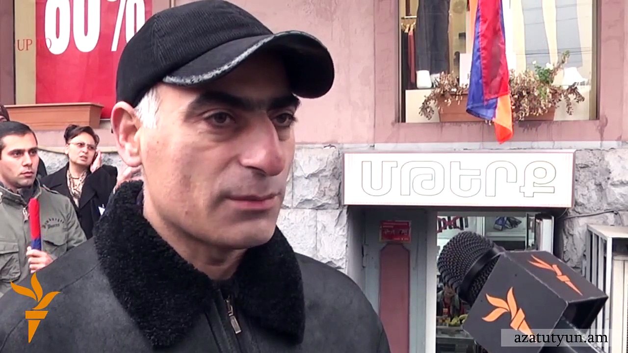 Երևանում հրդեհում են ընդդիմադիրների  մեքենաները