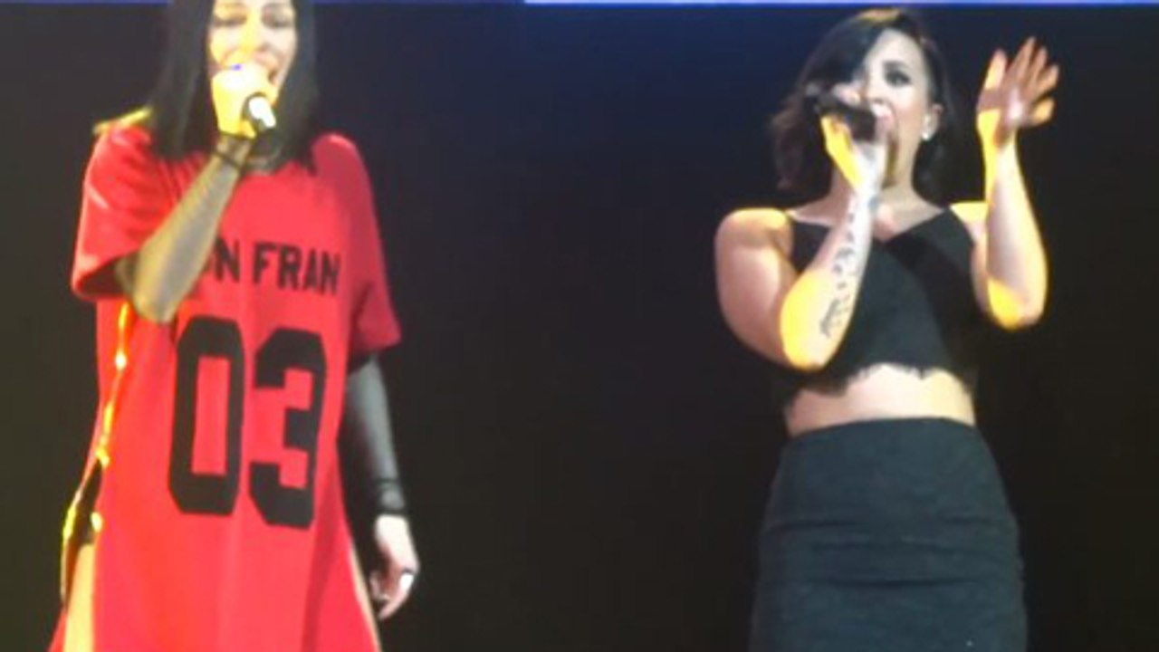 Demi Lovato PERFORMS AWESOME 'Bang Bang' duet w...