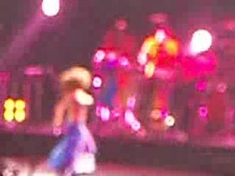 SHAKIRA HIPS DON'T LIE (3) PARIS 16/02/07