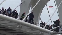 Engelliler Günü'nde Köprüye Çıkan Engelliyi Polis İkna Etti