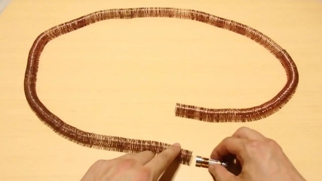 Un «train électrique» avec une pile, du cuivre et des aimants