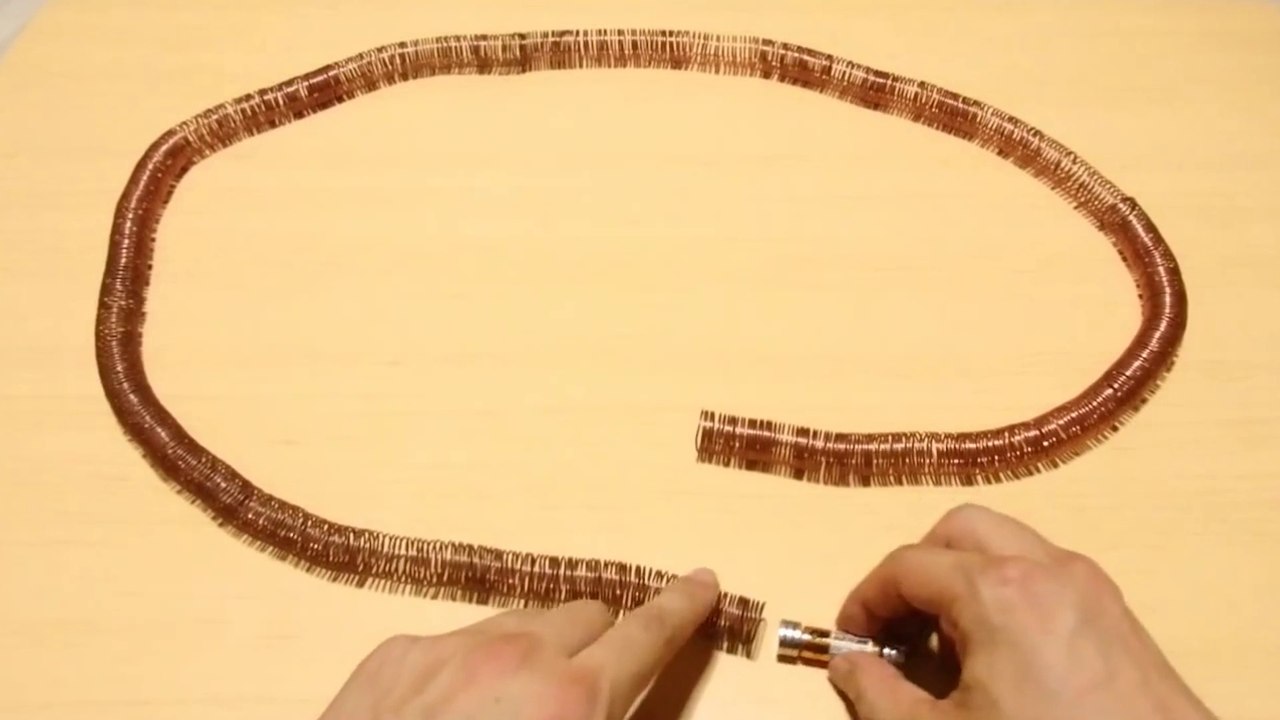 Un «train électrique» avec une pile, du cuivre et des aimants