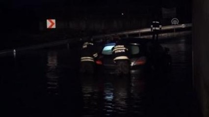 Edirne'de Su Birikintilerinde Kalan Araçları İtfaiye Kurtardı