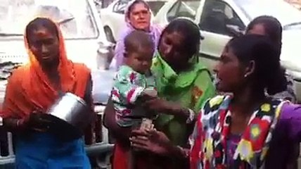 Rock Ki Info Na Nikalnay Ke Baayis Nadra Ke Office Ke Bahar Bikram Ki Maa Ka DHARNA