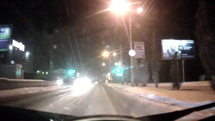 Une Russe bourrée allongée sur la route