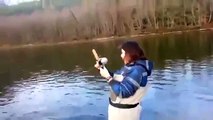 Une hystérique attrape un poisson