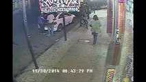 Une femme attaque au couteau des inconnus dans la rue