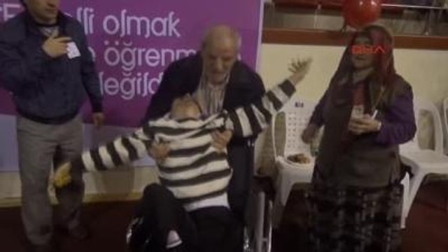 Z.ereğli Belediye Meclis Üyeleri, Engelliler ile Oturarak Voleybol Oynadı