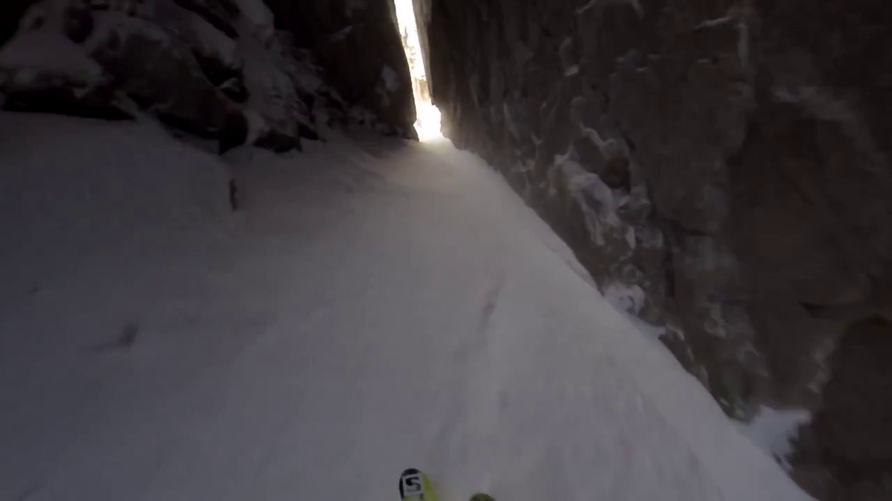 Il passe dans un couloir hyper étroit à ski