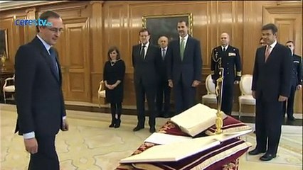 El nuevo ministro de Sanidad, Alfonso Alonso, jura su cargo ante el rey y Rajoy