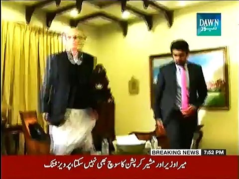 CM KPK Pervaiz Khattak travelling on Peshawar Roads without Protocol