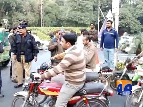 Police baton-charges blind protesters in Lahore-04 Dec 2014