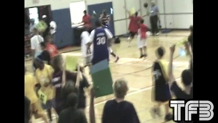 Wayne Clark explose un panier sur un gros dunk