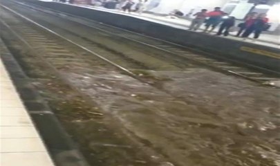 Avustralya'da tren istasyonunu su bastı