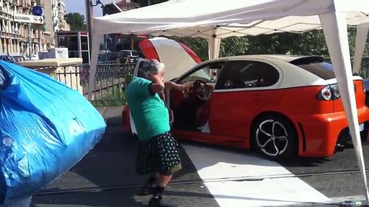 Mamie danse sur de la techno