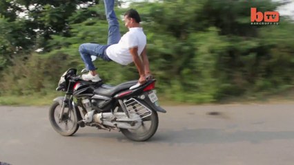Faire des poses de Yoga sur une moto qui roule à fond!