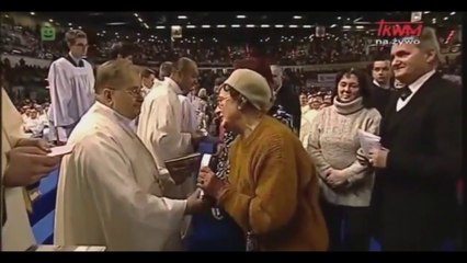 Ce prêtre déteste les baisemains!