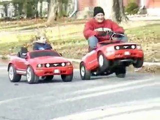 Papa tricheur fait une course de voitures avec son fils