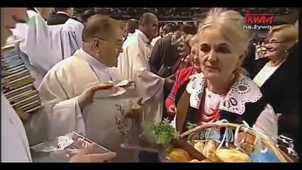 Ce prêtre ne supporte pas qu'on l'embrasse !