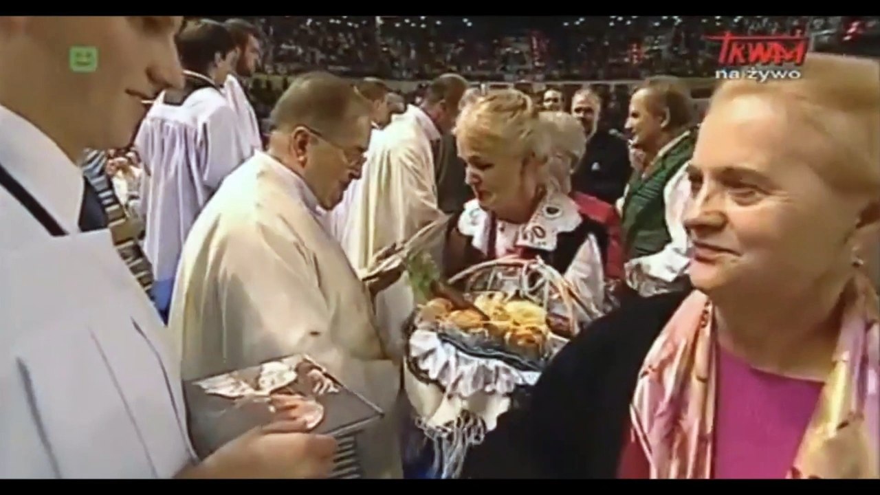 Un prêtre qui refuse les baisemains