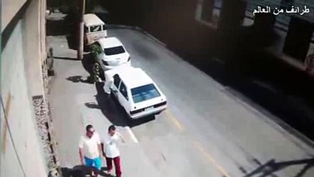 حرامي سيارات اكل مقلب مرتب - مضحك جدا