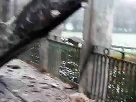 Pont sur Sambre: un camion accroche deux arches d'un pont