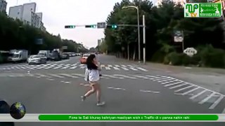Girl On the Mobile Was about to Dead Narrow Escape Must Watch