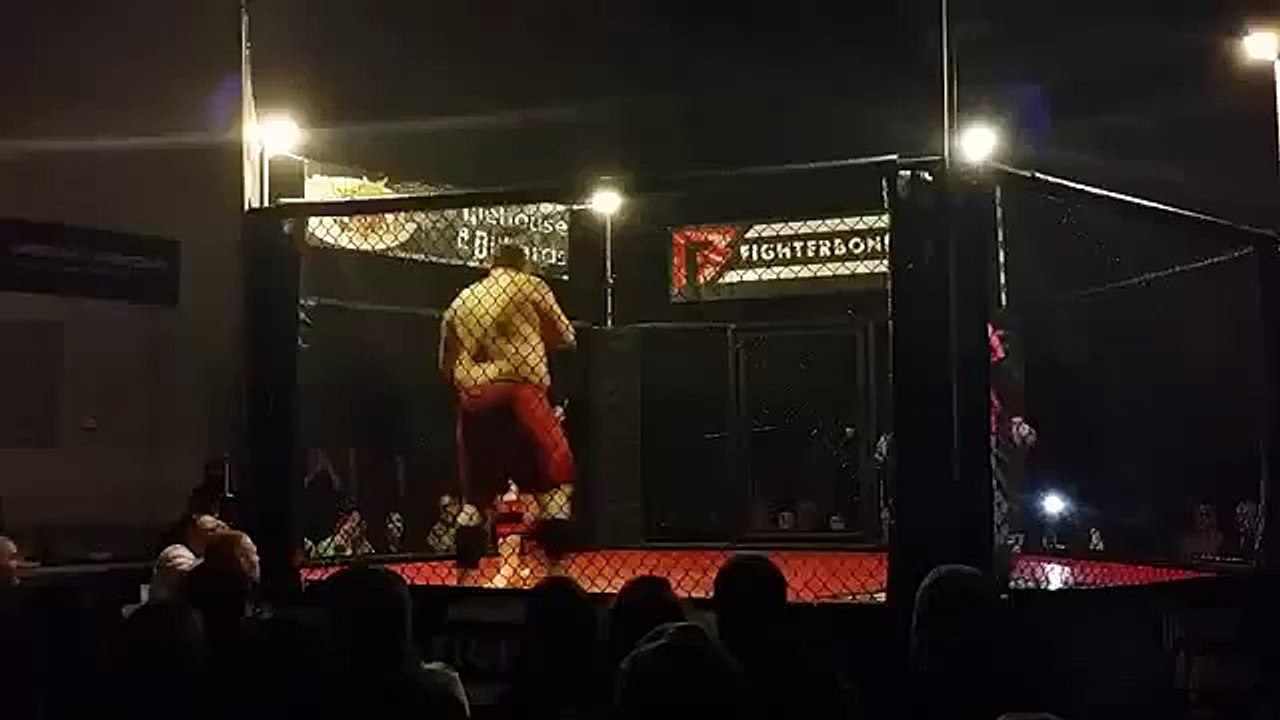 Uçan tekme atmaya çalışırken düşmek