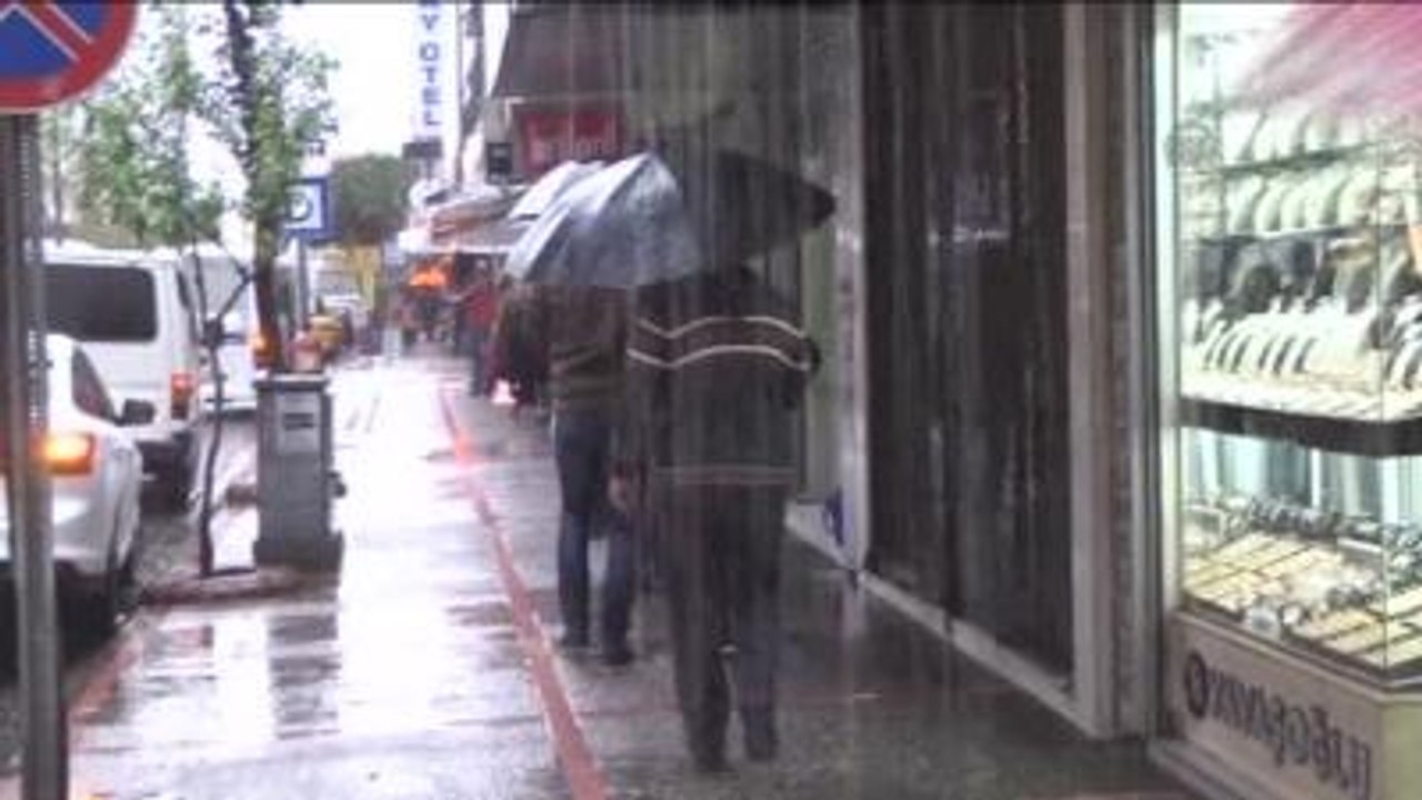 Göle Dönen Caddede Balık Tutma Eylemi Yaptılar