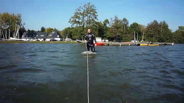 Traction d'une planche funboard par un kayak HobieMirage