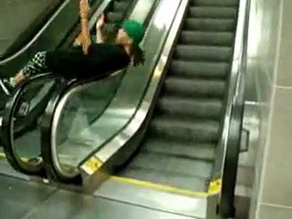 Débile sur un escalator