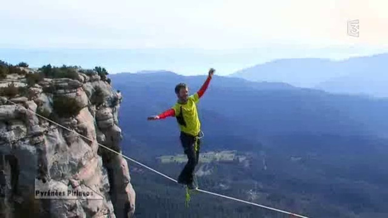 Extrait slackline dans les Pyrénées