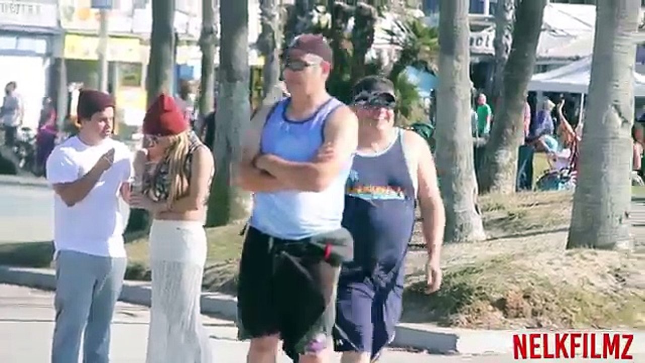 Caméra cachée : ils croient que cette jeune fille s'adresse à leur pénis, mais il n'en est rien !