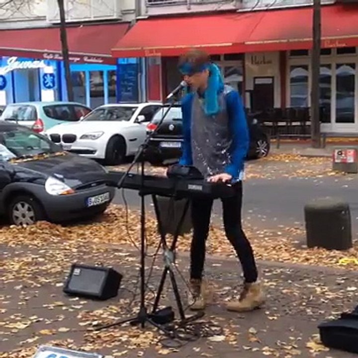 La danse du "Everybody knows shit fuck" .