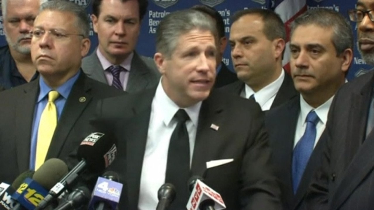 Police union leader says de Blasio threw office...