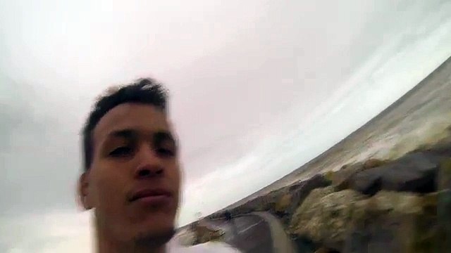 Une femme emportée par la mer