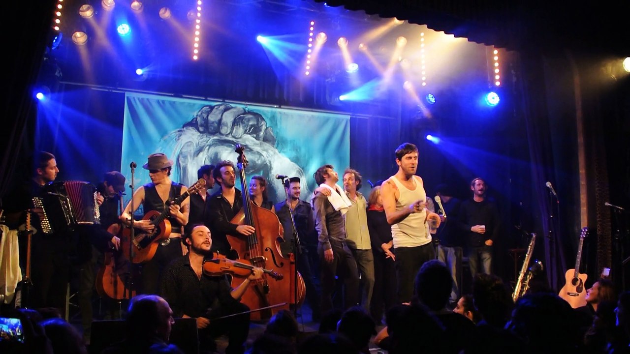 Les Hurlements d'Léo chantent Mano Solo avec invités et public : "La lune"