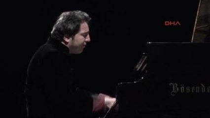 Kocaeli Ünlü Piyanist Fazıl Say İçin İmza Kuyruğu