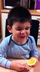 Limon Yiyerek Kendine Eziyet Eden Çocuk
