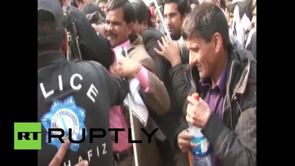 Pakistan BLIND protesters SHOVED by police in Lahore