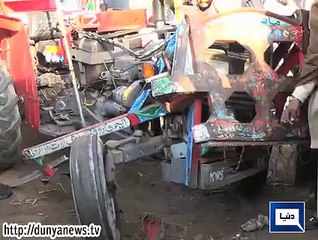 Tải video: Dunya News - Two students died, two relatives injured in bus-bike collision