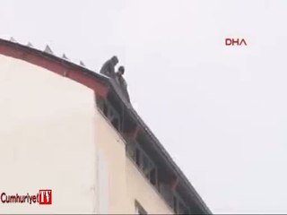 8 katlı apartmanın çatısında önlemsiz çalışan işçiler